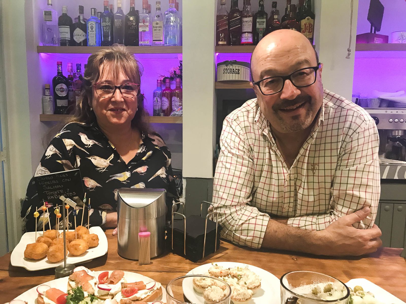 Mari y Jesús en la barra de Viento del Norte